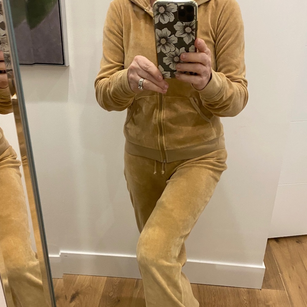 Cosy Le Chateau 2 piece velour zipped hoodie and pants - soooo comfy!